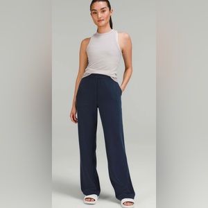 Lululemon Softstreme High-Rise Pant
True Navy Size 8